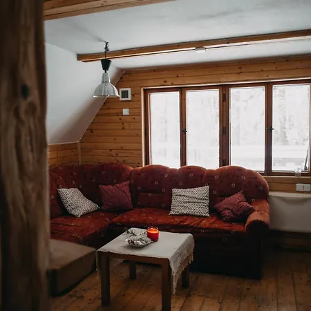 Roztomilá A Utulná Azzy Na Samotě V Lese. Chalet