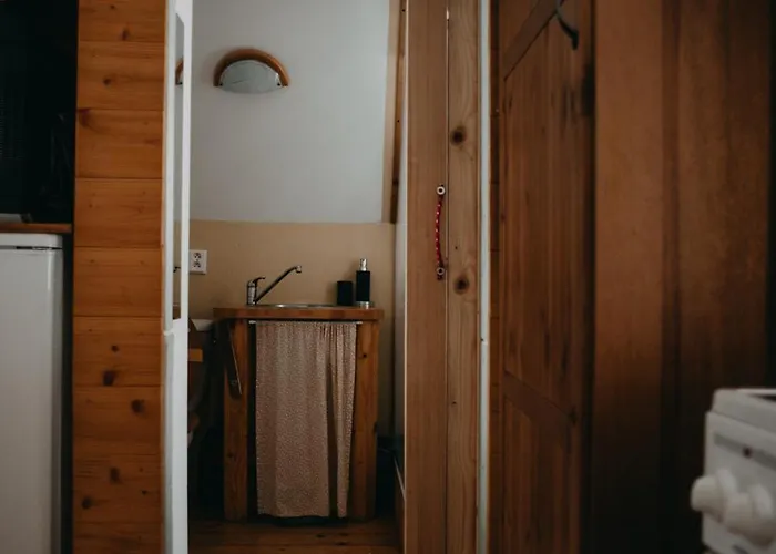 Roztomila A Utulna Azzy Na Samote V Lese.